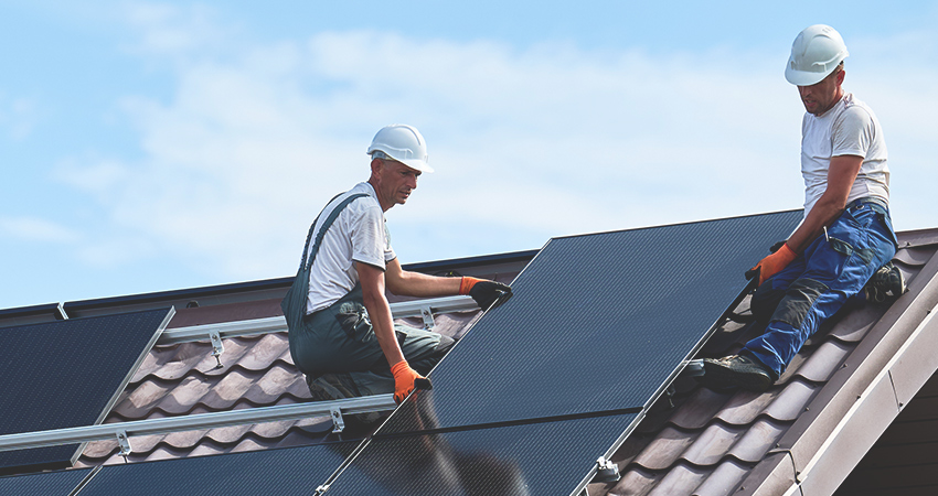 Innova Energie Zon Zeker mannen op het dak