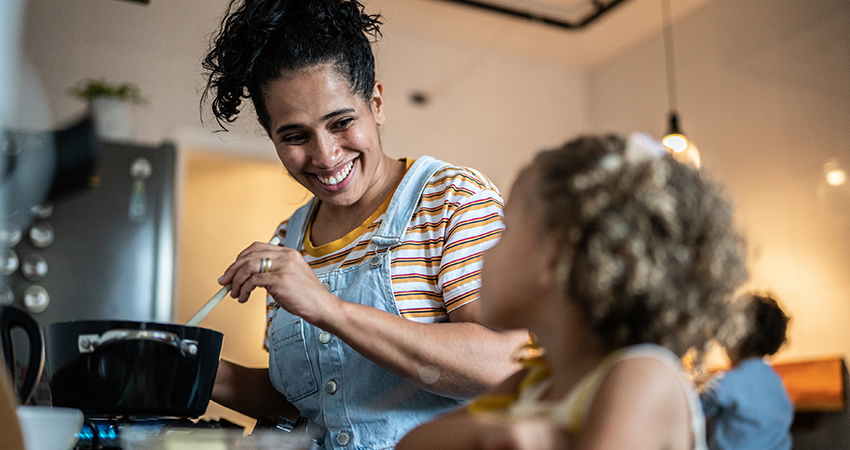 Vrouw en kind aan het koken