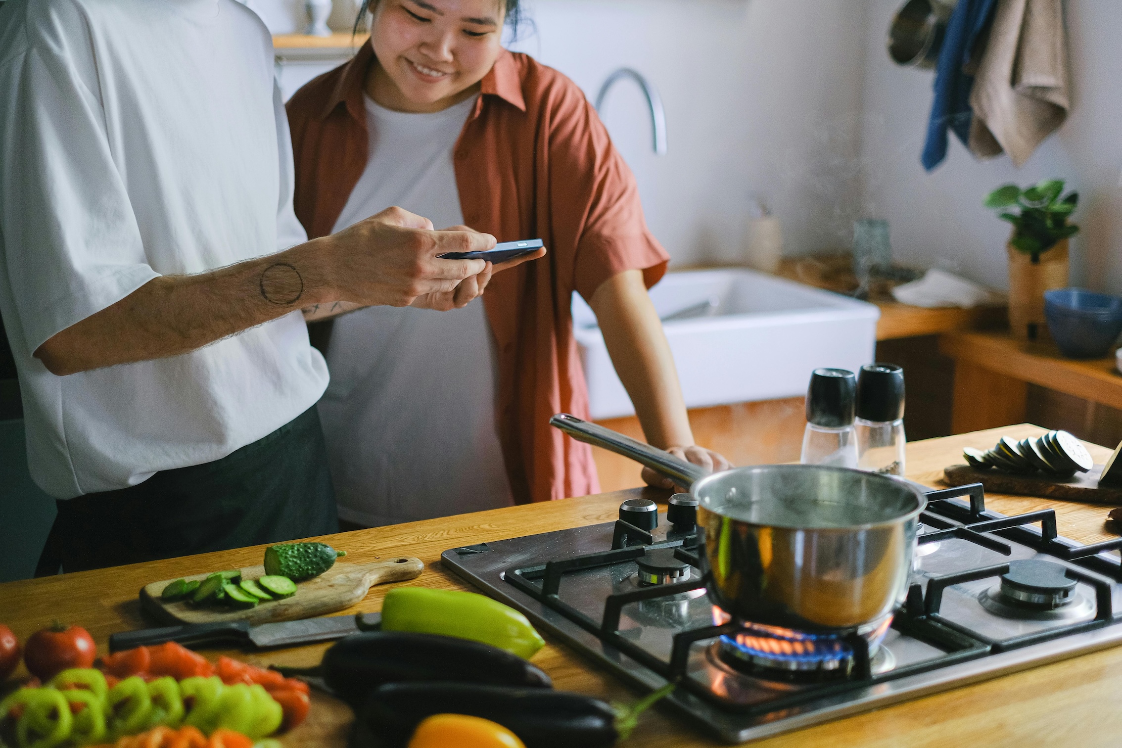 pexels-shvetsa-12673638 1 koken in de keuken