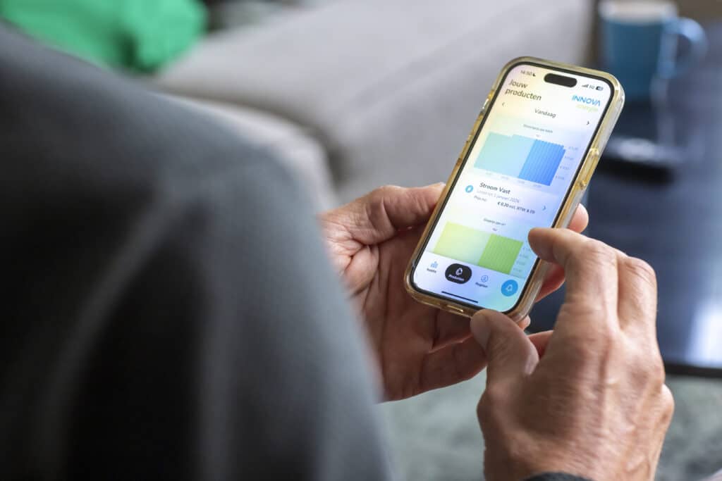 Man checkt zijn Innova Energie app