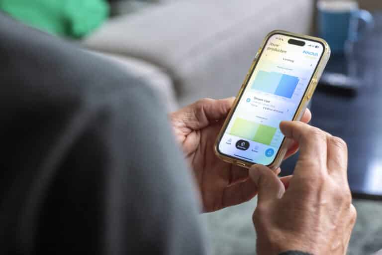 Man checkt zijn Innova Energie app