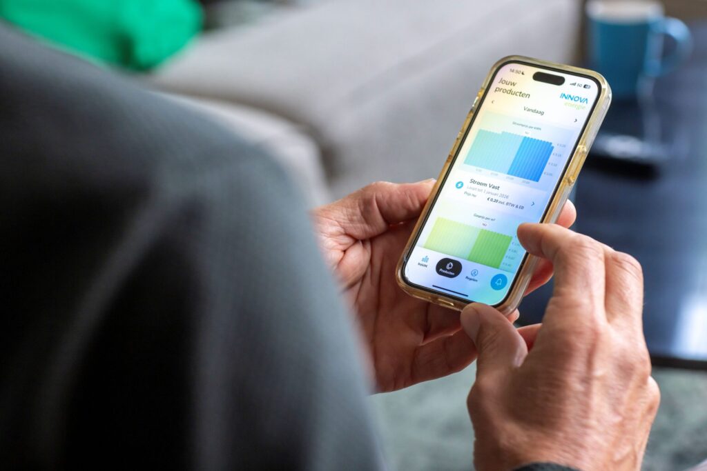 Man checkt zijn Innova Energie app