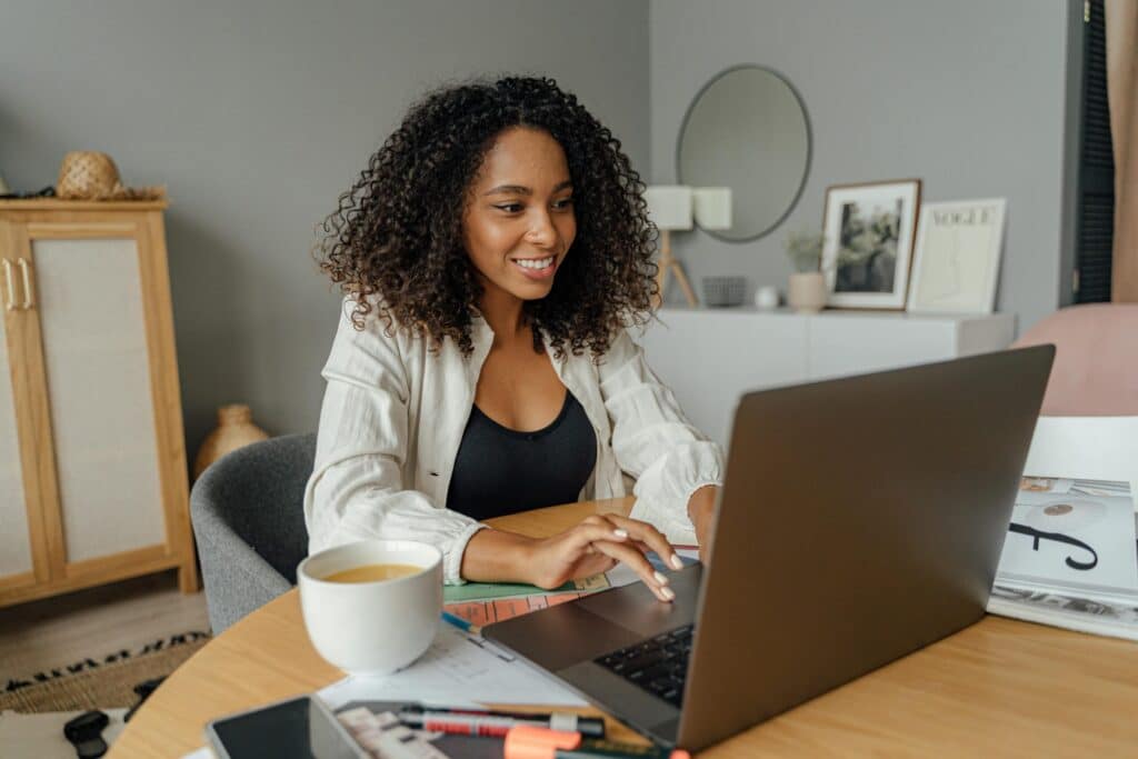 Vrouw aan het werk op haar laptop